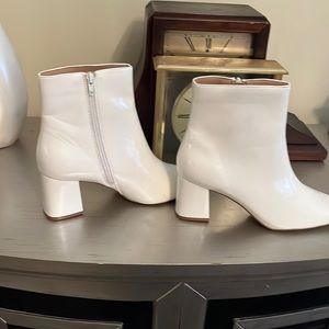 Booties white Journee collection woman’s booties excellent condition- worn once